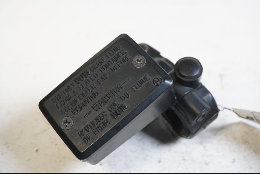 Baksidan på Bromshuvudcylinder från en Kawasaki ZR-X 1200 S -2001 motorcykel.