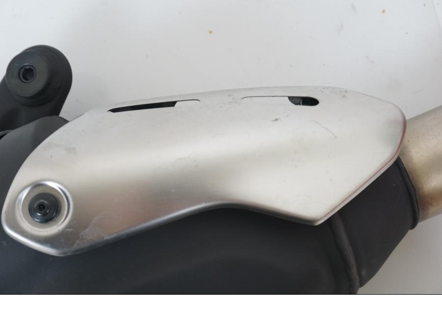 Vänster sida på Ljuddämpare från en Ducati Monster 1200 -2014 motorcykel.
