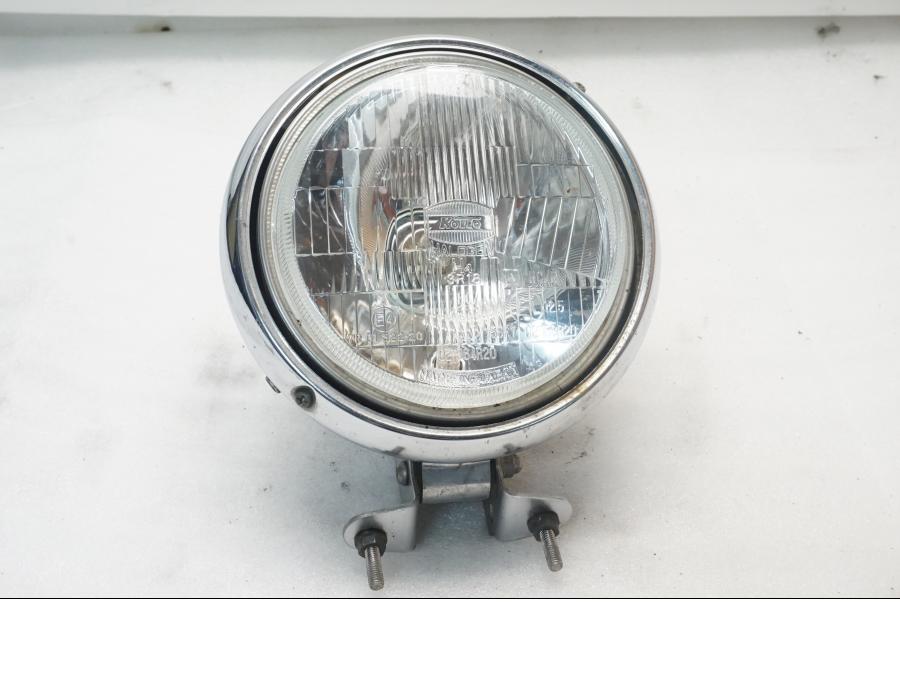 Framsidan på Strålkastare från en Yamaha XVS 650 -2000 motorcykel.