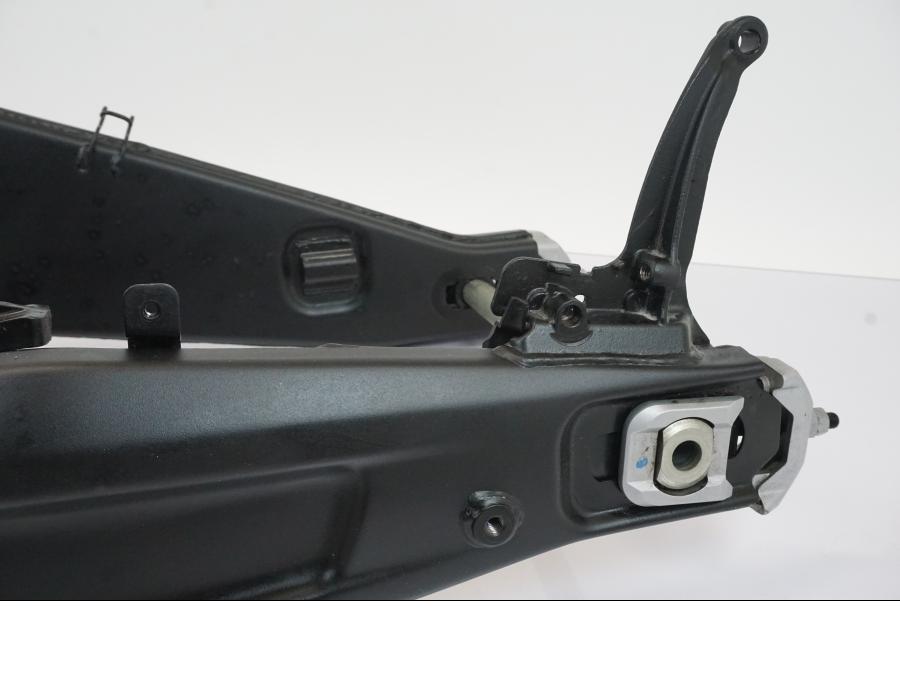 Höger sida på Sving från en Triumph Trident -2021 motorcykel.