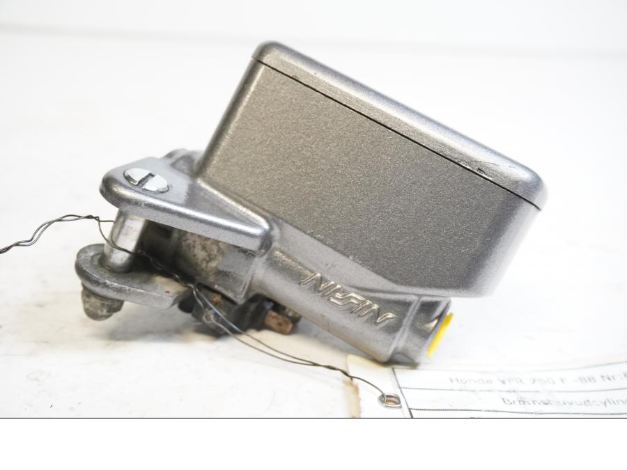 Höger sida på Bromshuvudcylinder från en Honda VFR 750 -1988 motorcykel.