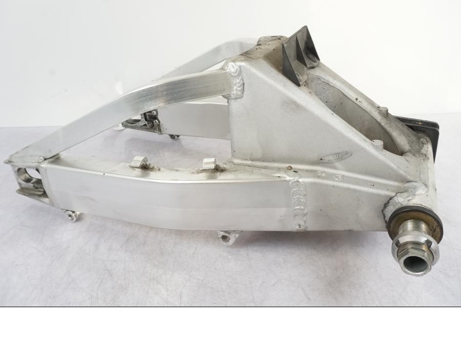 Snett nerifrån på Sving från en Suzuki GSX 1300 RX -1999 motorcykel.