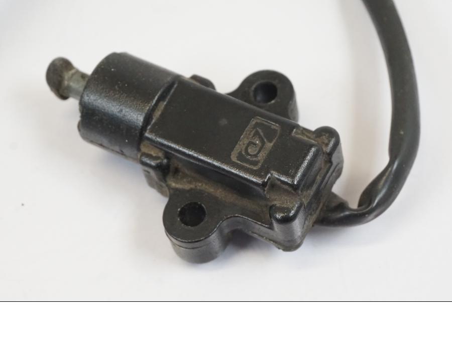 Baksidan på Sidostödsbrytare från en Yamaha MT-07 -2018 motorcykel.