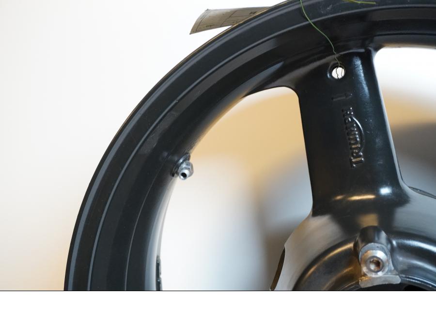 Snett uppifrån på Fälg från en Triumph Daytona 650 -2005 motorcykel.