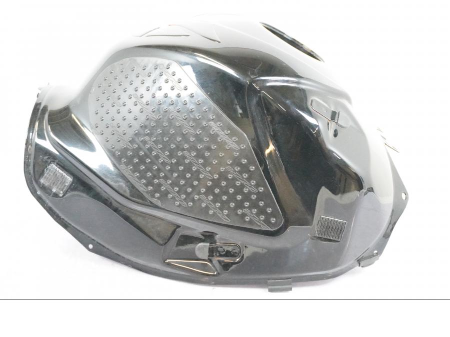 Snett nerifrån på Bensintank från en Suzuki GSX-R 1000 -2008 motorcykel.