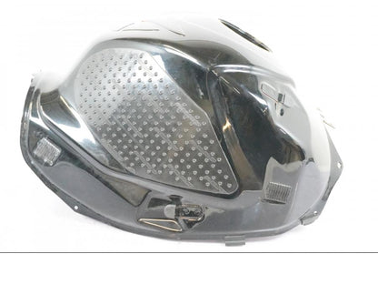 Snett nerifrån på Bensintank från en Suzuki GSX-R 1000 -2008 motorcykel.