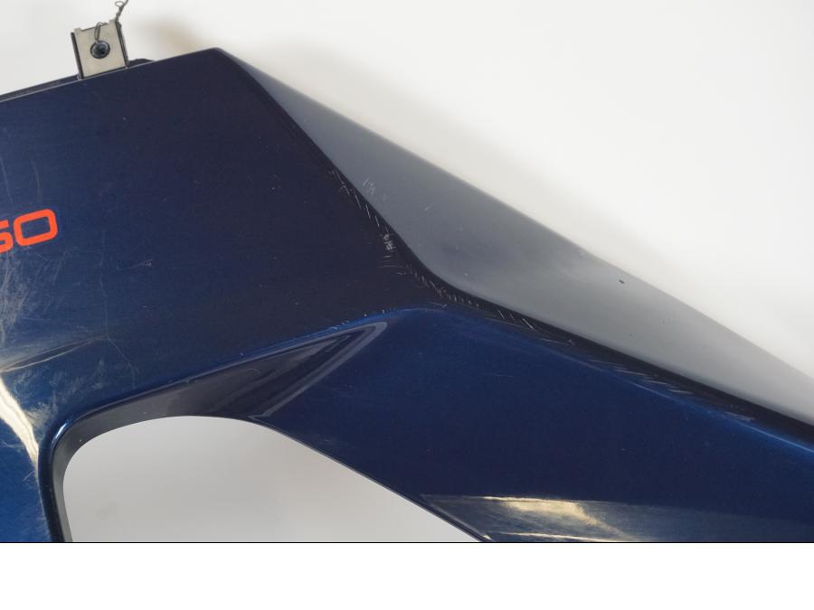 Snett nerifrån på Sidkåpa från en Triumph Sprint GT -2011 motorcykel.