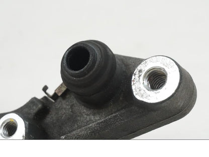 Snett nerifrån på Bromsoksfäste från en Honda CB 500 X -2015 motorcykel.