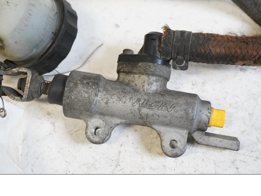 Baksidan på Bromshuvudcylinder från en Honda CBR 1100 XX -1998 motorcykel.