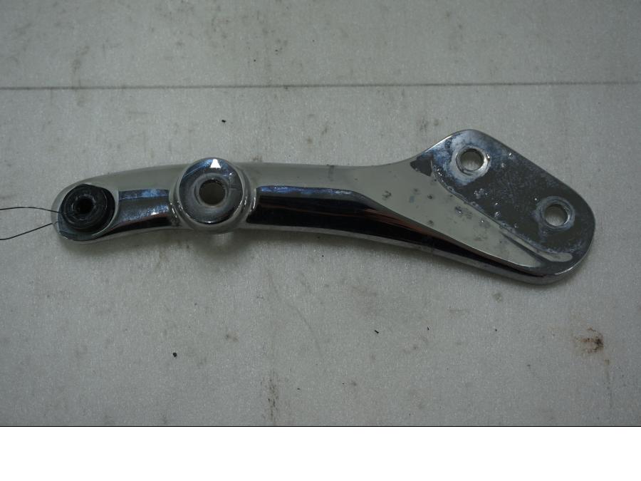 Framsidan på Bakskärmstag från en Triumph Thunderbird 900 -2000 motorcykel.