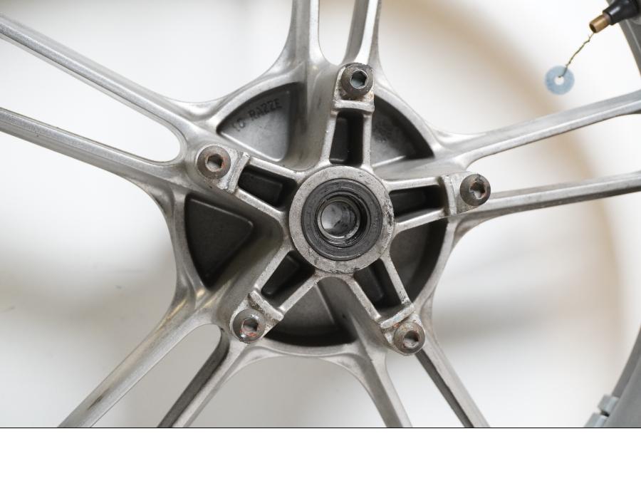 Extrabild3 på Fälg från en Yamaha YZF-R 125 -2009 motorcykel.