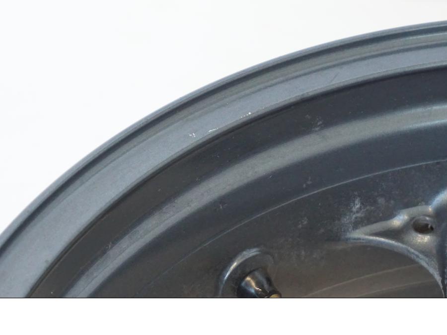 Snett uppifrån på Fälg från en Kawasaki ZR-7 -2001 motorcykel.