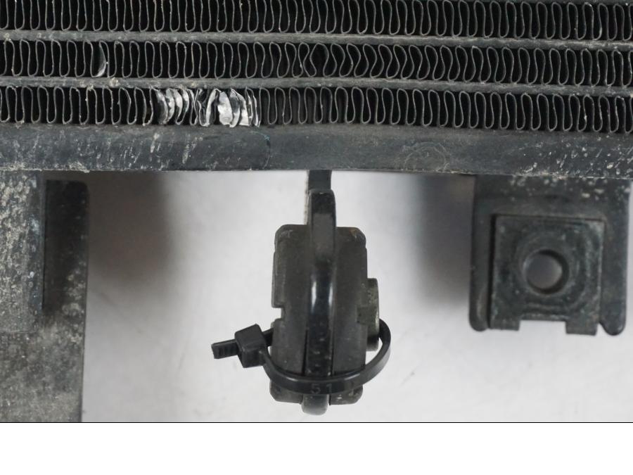 Höger sida på Vattenkyl från en Suzuki SV 650 S -2005 motorcykel.