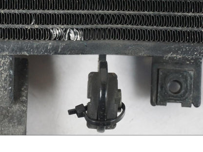 Höger sida på Vattenkyl från en Suzuki SV 650 S -2005 motorcykel.