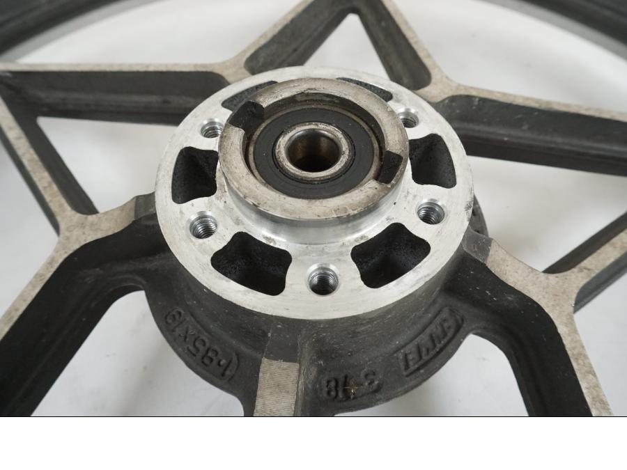 Snett nerifrån på Fälg från en Suzuki GS 1000 -1978 motorcykel.