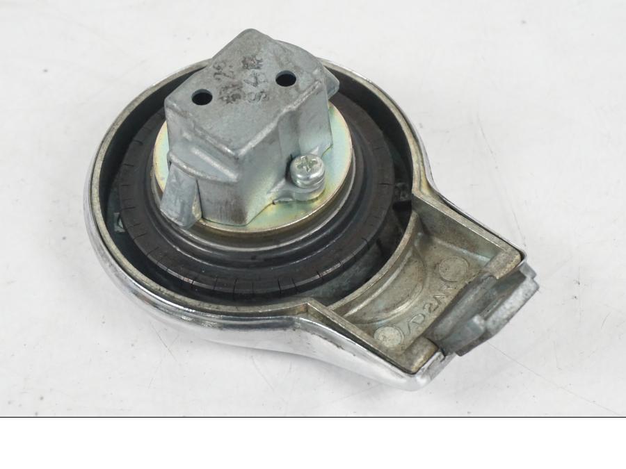 Snett uppifrån på <p>Låssats från Yamaha XV 750 1993.</p>

<p>1st 1st nyckel, tändningslås, tanklock, tändningslås och</p>

<p>förvaringsfacklås Repor finns på tändningslåset se bild.</p> motorcykel.