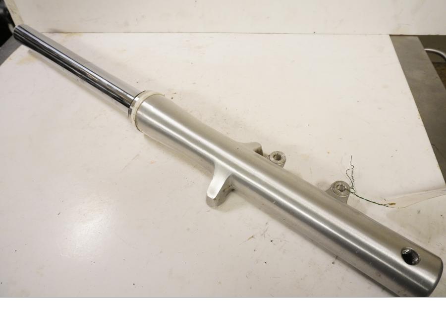 Framsidan på Gaffelben från en Yamaha XVS 1100 -2000 motorcykel.