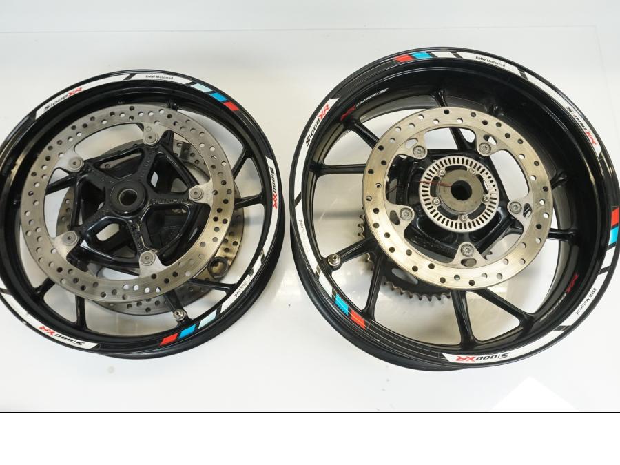 Framsidan på Hjulpaket från en BMW S 1000 XR -2019 motorcykel.