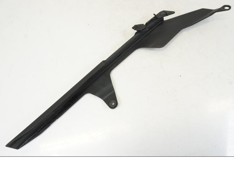 Snett nerifrån på Kedjeskydd från en Yamaha YZF 1000 R1 -2009 motorcykel.