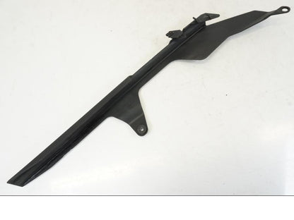 Snett nerifrån på Kedjeskydd från en Yamaha YZF 1000 R1 -2009 motorcykel.