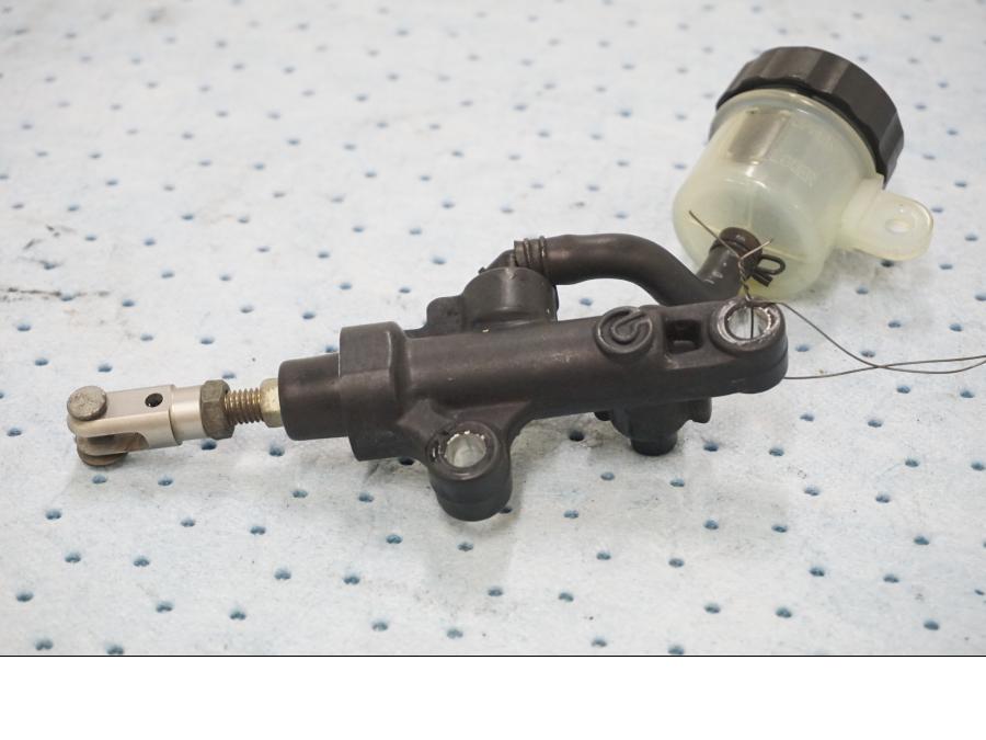 Framsidan på Bromshuvudcylinder från en Yamaha YZF 1000 R1 -2006 motorcykel.