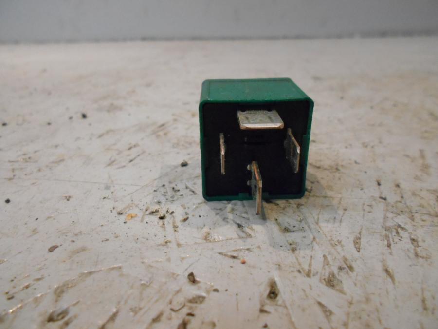 Baksidan på Startrelä från en BMW K 1300 R -2009 motorcykel.