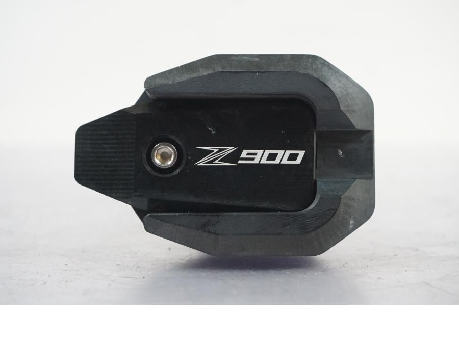 Baksidan på Kraschpuckar från en Kawasaki Z 900 -2019 motorcykel.