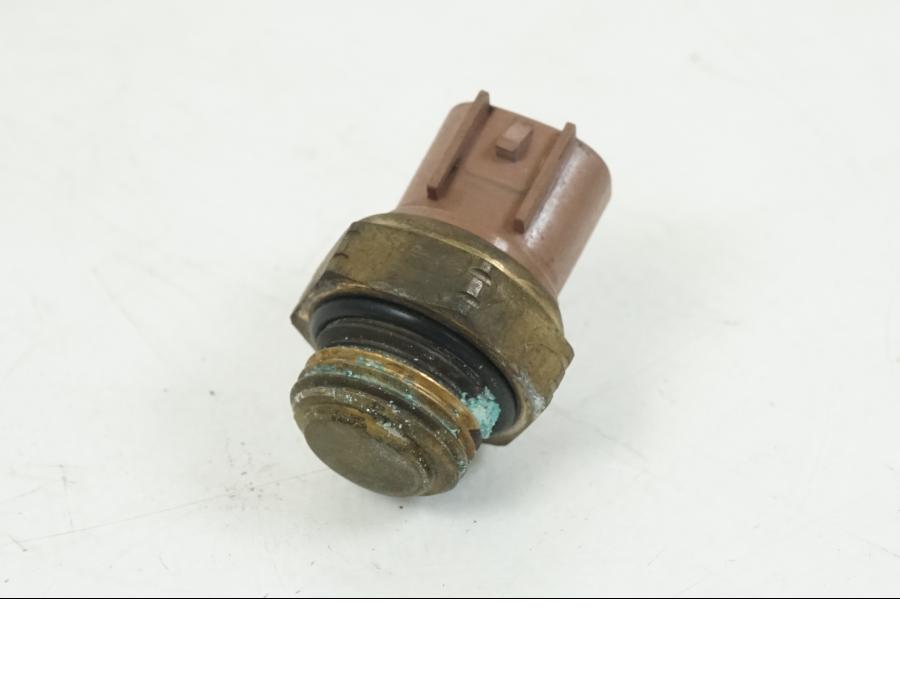 Baksidan på Vattentermostatgivare från en KTM 990 SM -2009 motorcykel.