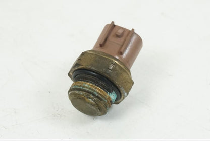 Baksidan på Vattentermostatgivare från en KTM 990 SM -2009 motorcykel.