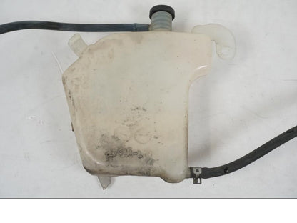 Snett nerifrån på Vattenexpansionskärl från en Suzuki SV 650 S -2005 motorcykel.