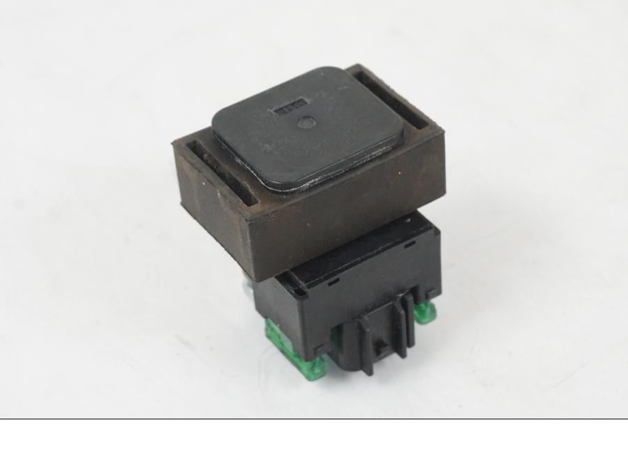 Vänster sida på Startrelä från en Suzuki SV 650 S -2005 motorcykel.