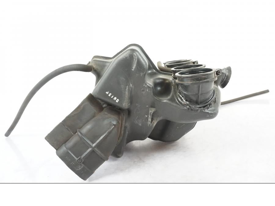 Snett nerifrån på Luftburk från en Honda CBR 1000 F -1999 motorcykel.