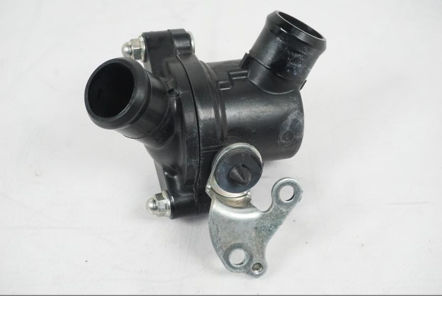 Framsidan på Vattentermostathus från en Yamaha YZF 1000 R1 -2007 motorcykel.