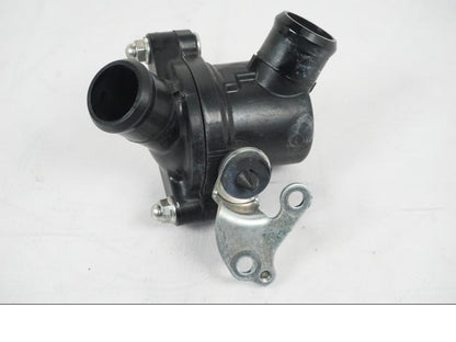 Framsidan på Vattentermostathus från en Yamaha YZF 1000 R1 -2007 motorcykel.