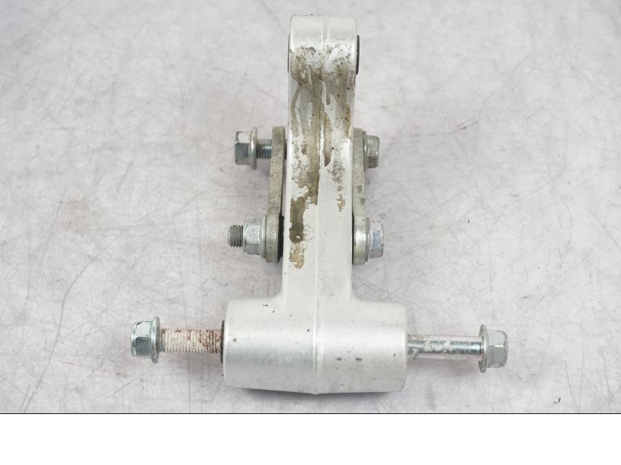 Baksidan på Stötdämparlänkage från en Yamaha MT-09 -2016 motorcykel.