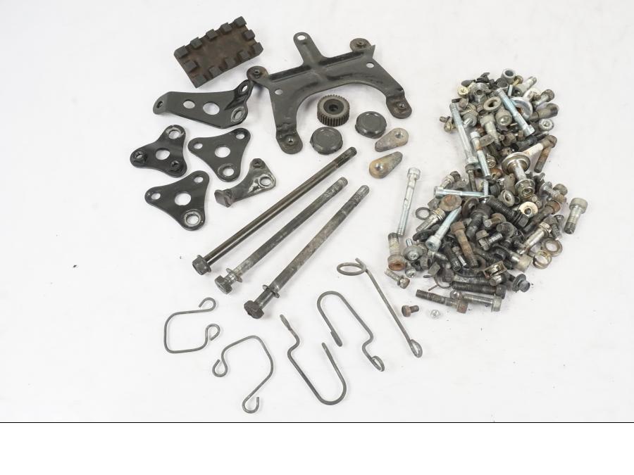 Framsidan på Skruv / Mutter etc från en Suzuki GSX 550 EF -1985 motorcykel.