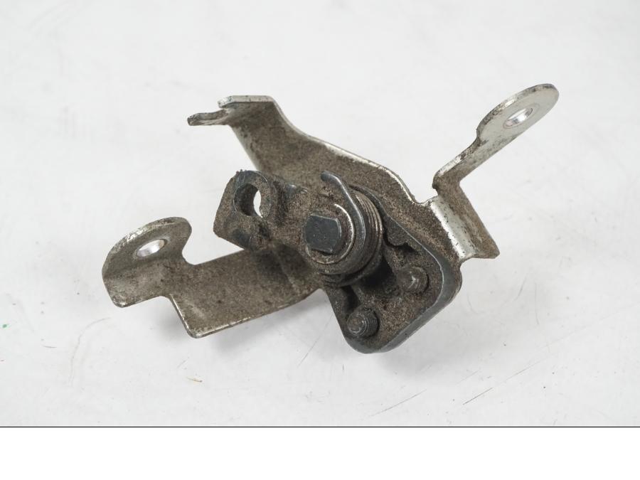 Vänster sida på <p>Låssats från Kawasaki Z750 ABS 2008.</p>

<p>1st nyckel, tändningslås, tanklock, sadellås, cdi och imob.</p> motorcykel.