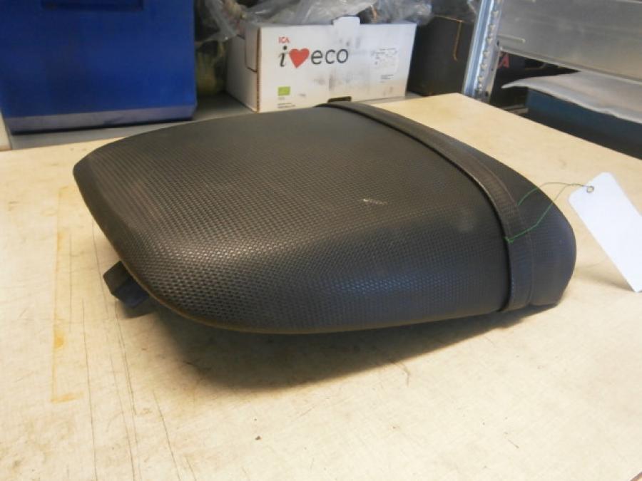 Framsidan på Sadel från en BMW R 850 R -2004 motorcykel.