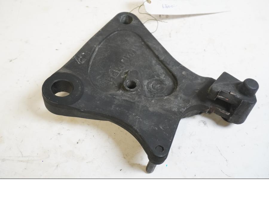 Framsidan på Bromsoksfäste från en Triumph Rocket III -2011 motorcykel.