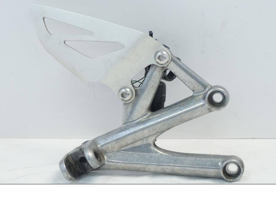 Framsidan på Fotpinnefäste från en Triumph Daytona 675 -2010 motorcykel.