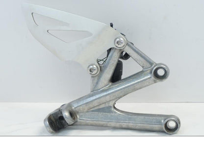 Framsidan på Fotpinnefäste från en Triumph Daytona 675 -2010 motorcykel.