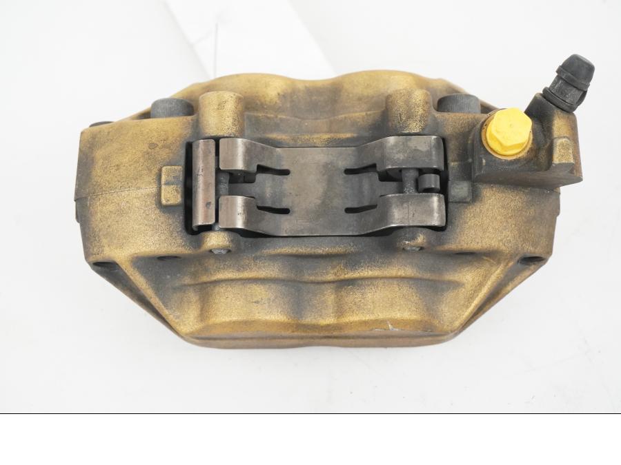 Baksidan på Bromsok från en Honda CBR 900 RR -2000 motorcykel.