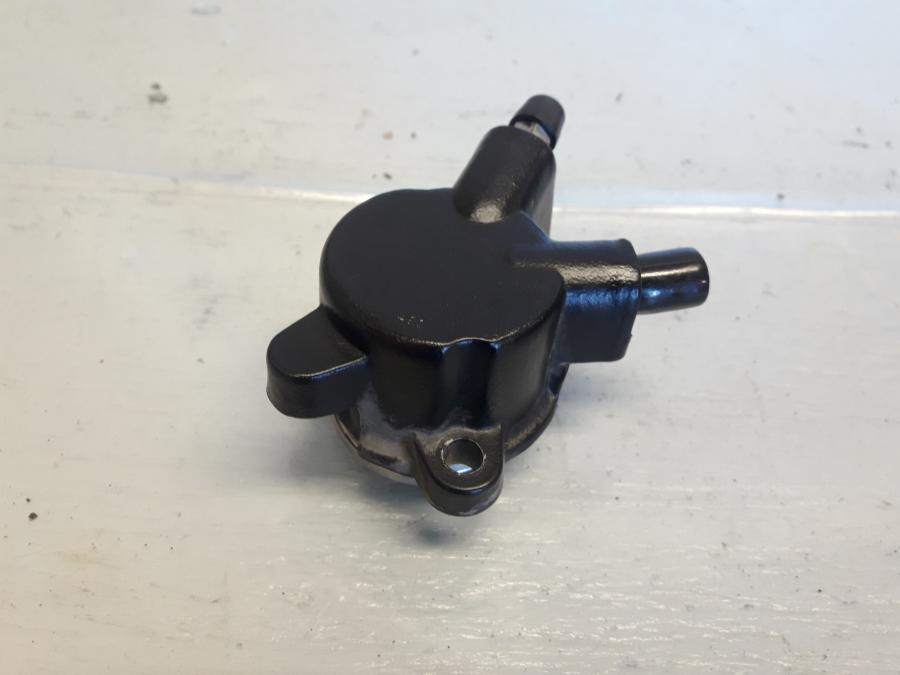 Framsidan på Kopplingslavcylinder från en Suzuki DL 1000 -2018 motorcykel.