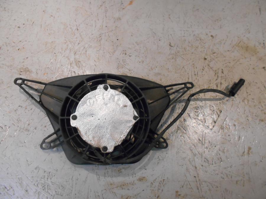 Framsidan på Vattenkylfläkt från en BMW K 1300 R -2009 motorcykel.