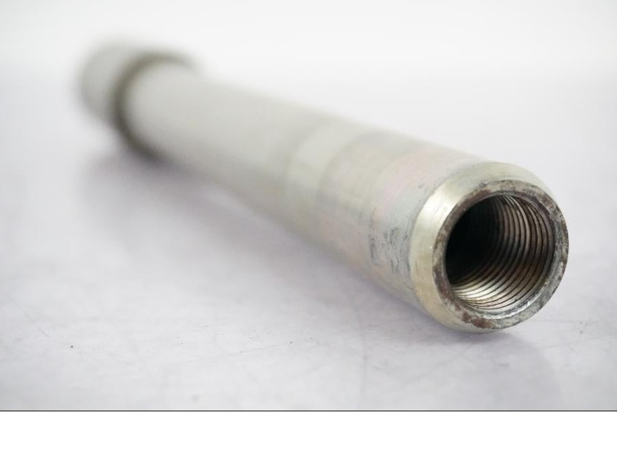 Höger sida på Axel från en Suzuki GSX-R 1000 -2008 motorcykel.