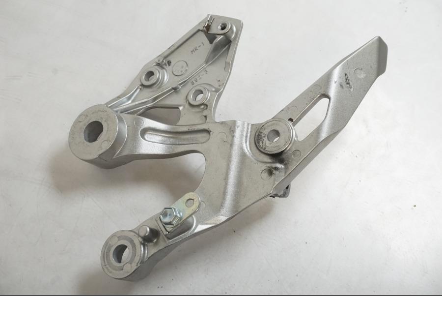 Snett nerifrån på Fotpinnefäste från en Yamaha MT-09 -2019 motorcykel.