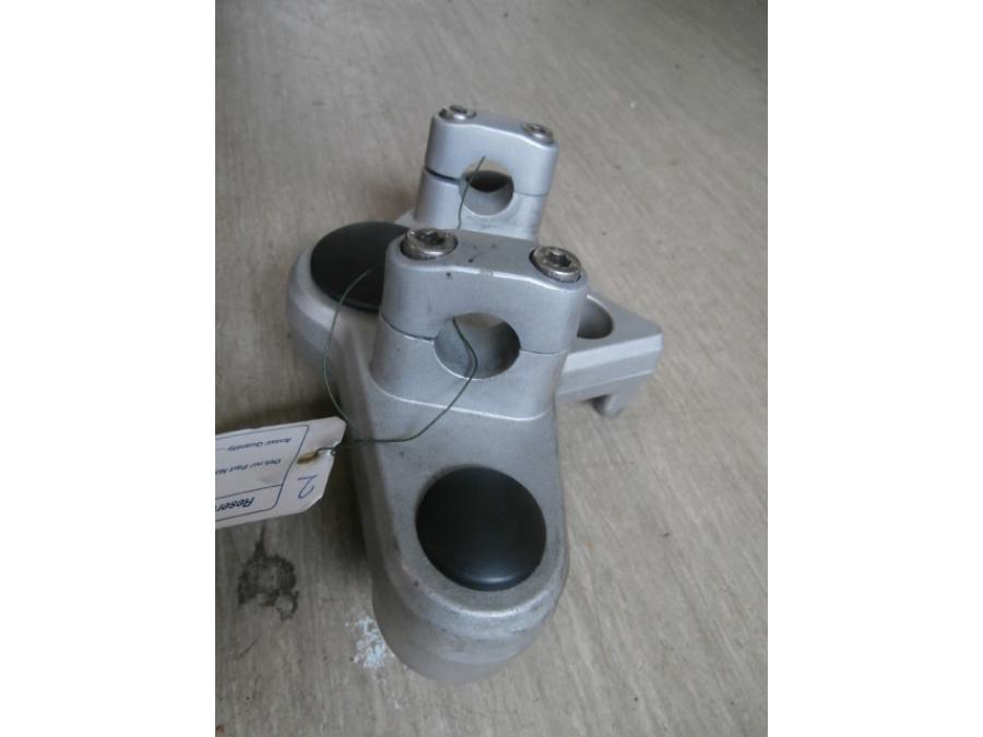 Snett uppifrån på Gaffelkrona från en BMW R 850 R -2004 motorcykel.