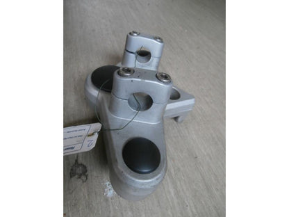 Snett uppifrån på Gaffelkrona från en BMW R 850 R -2004 motorcykel.