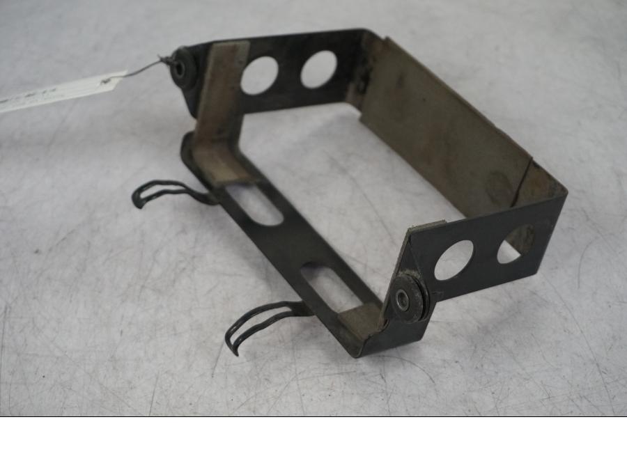 Baksidan på Batterihållare från en Suzuki VZ 800 -2000 motorcykel.