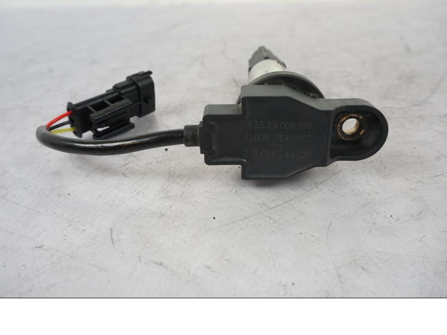 Vänster sida på Tändspole från en KTM 1290 Super Duke R -2021 motorcykel.